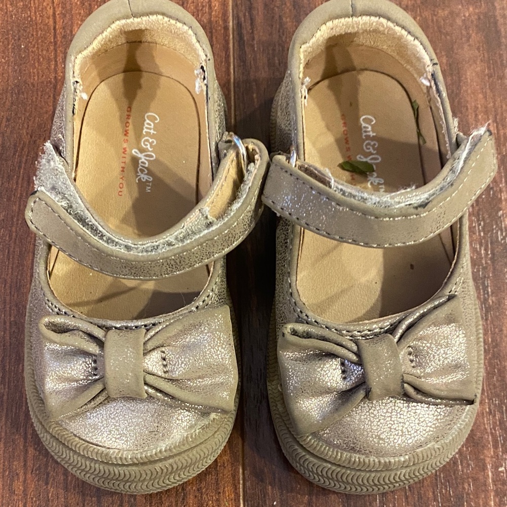 Cat & Jack Kids' Shimmering Gold with Bow Dress Shoes sz 4